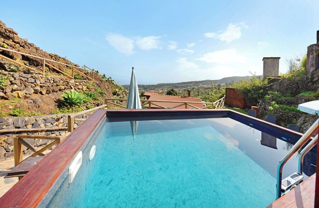 Vacation Home "Casa Rural Romance" with Sea View, Jacuzzi & Wi-Fi