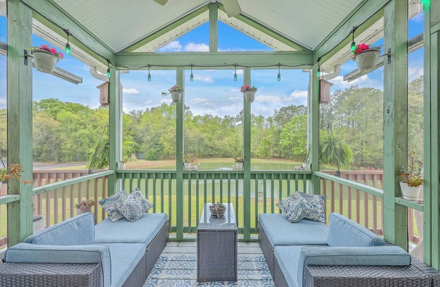 Vacation home just 10 minutes to the beach and 20 to Downtown Charleston.