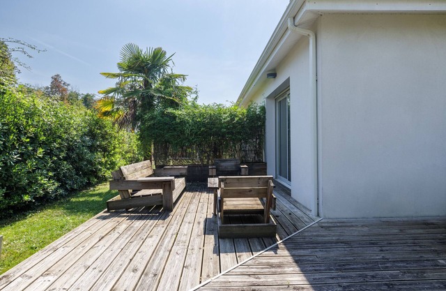 Vacation Home "L Entre2mers" with Private Terrace, Tennis Court & Wi-Fi