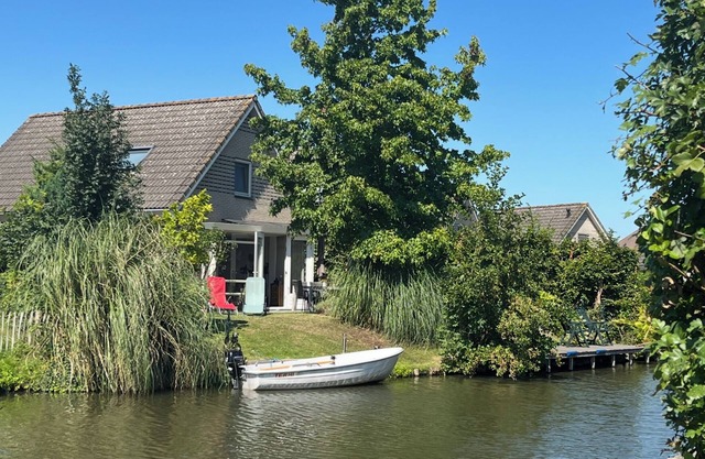 Vacation home on the water with two private jetties and boat, W-Lan