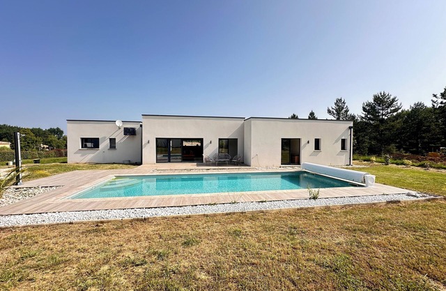 Vacation home, pool, 3 bedrooms, 3 bathrooms. available from 26 aout 25