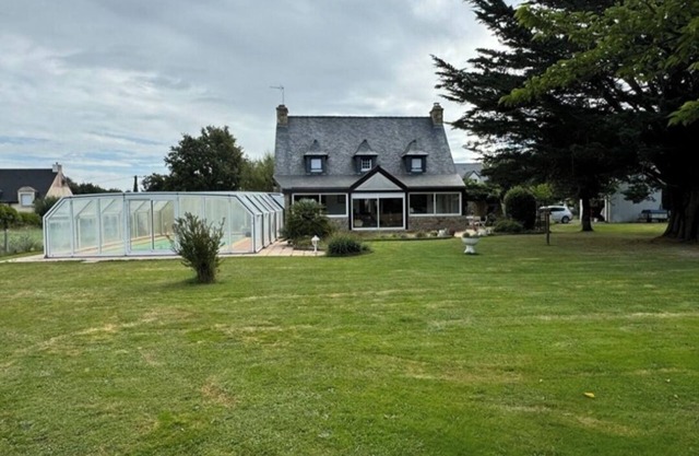 Vacation home with swimming pool near the Gulf. Walking distance to the sea.