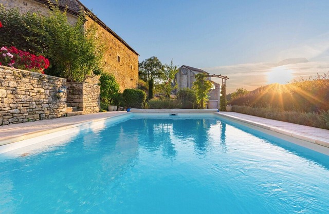 Vacation home with swimming pool overlooking historic monument