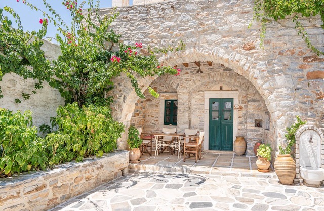 Vacation Home "Zeus House" with Mountain View, 2 Private Terraces & Wi-Fi