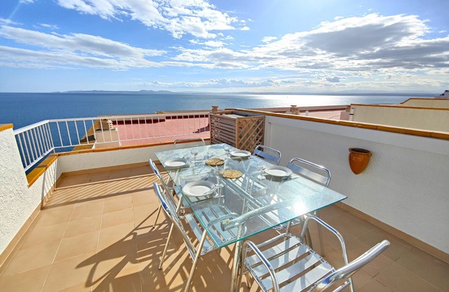 VACATION ON THE ROCKS, 1ST LINE OF SEA, PRIVILEGED AREA, SEA VIEW.