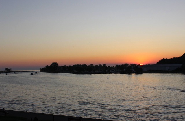 Vacation rental in beautiful downtown Grand Haven walkable to everything!