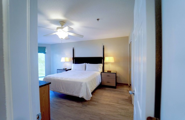 Vacation Starts Here! 2 Modern Suites w/Fanstastic View, Outdoor Pool