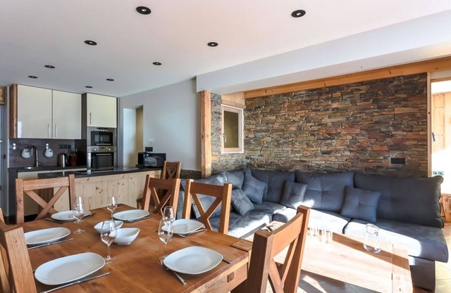Val Thorens: Stunning apt for 8, close to slopes and shops