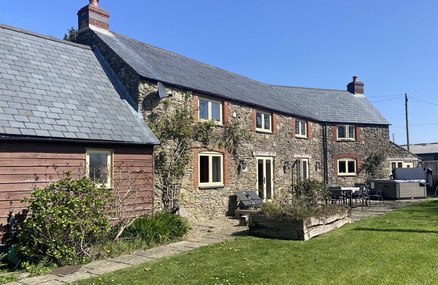 VARLEY LODGE, family friendly, with hot tub in Barnstaple