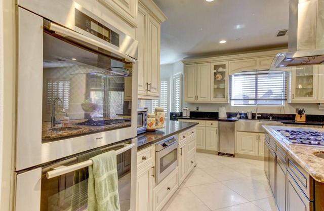 Vegas Retreat 4BR W/Large Pool & Yard!