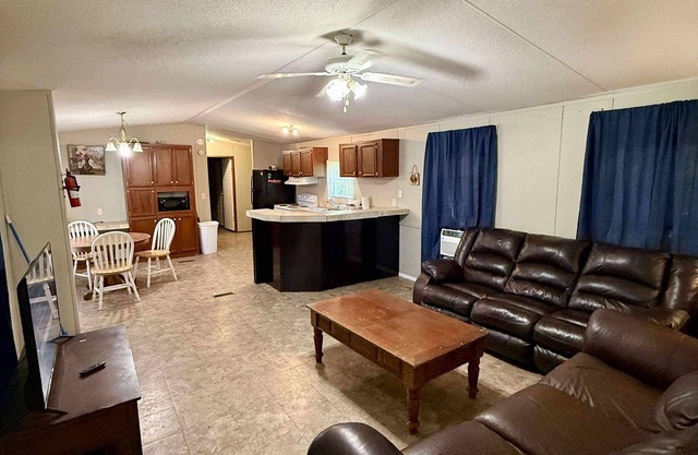 Venice fishing/hunting lodging