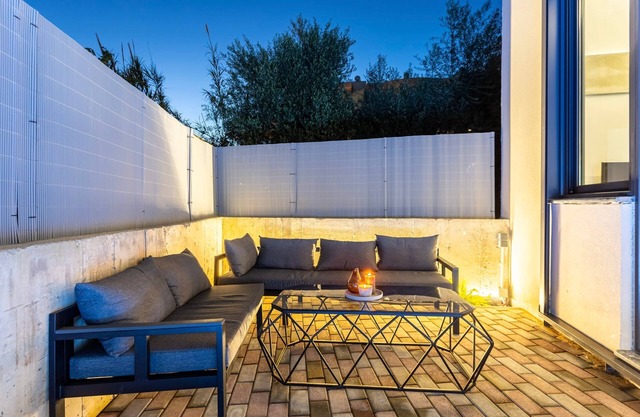 Ventiri Lofts - Luxury Duplex w Private Garden