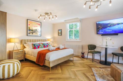 Very best location - Large Luxury Studio by river and City Centre