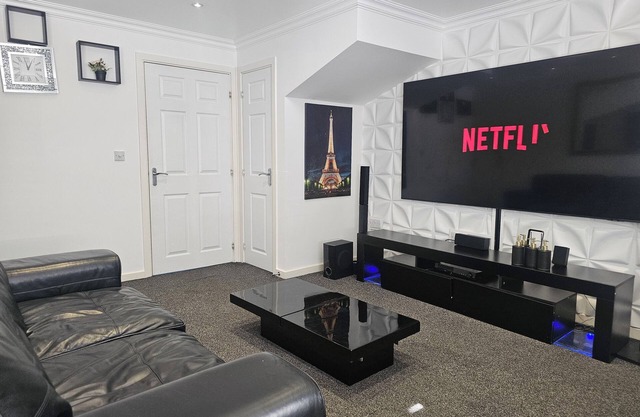 Very cosy 3 bedroom house close to city