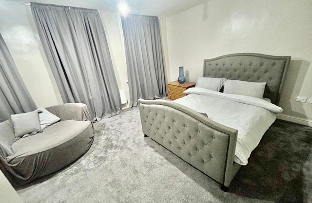 Very Large Two Bed Flat With Parking - Sleeps 5