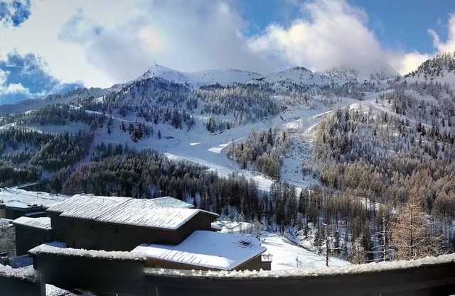 Very nice apartment. renovated 5 pers. view of the slopes, swimming pool, sauna, garage