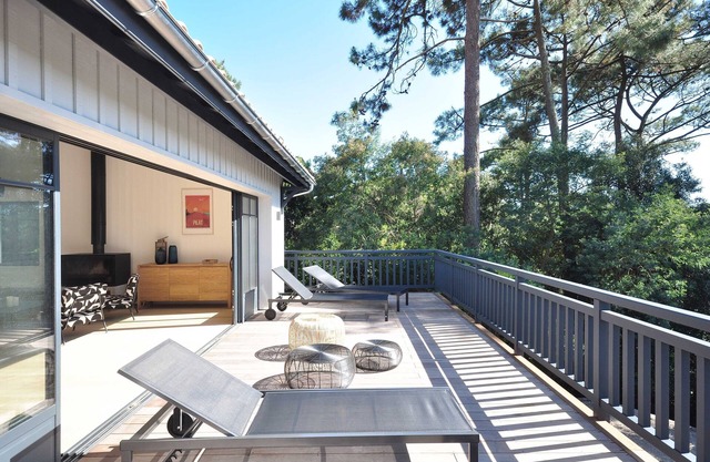 Very nice beach villa with swimming pool in the pine trees seen basin