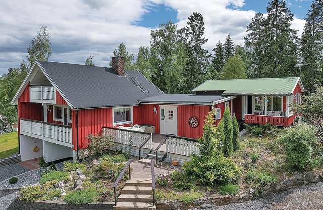Very nice cottage near the beach at Lake Orrhammaren in Flen between Katrineholm and Malmköping.