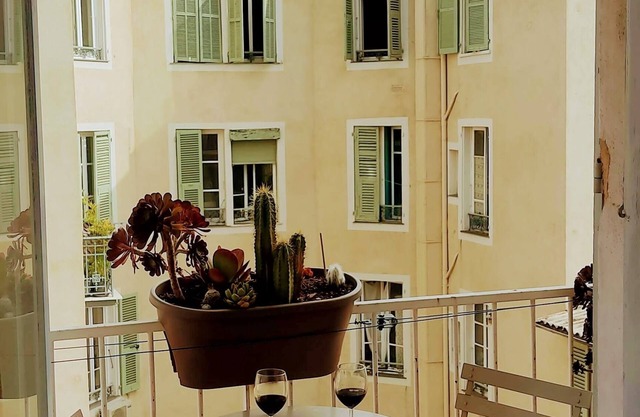 Very nice flat, Nice centre, 10 mins to the beach, very quiet and luminous
