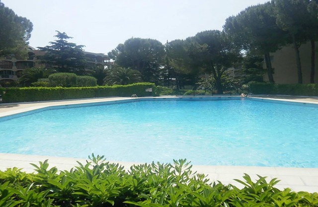 VERY NICE T1 ALCOVE IN A SECURE RESIDENCE WITH 3 POOLS