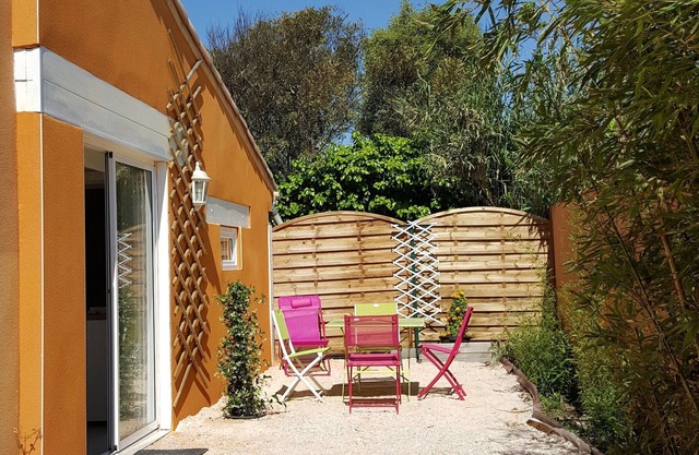Very pretty shaded studio 25M2 + mezzanine 100m from the beach quiet location