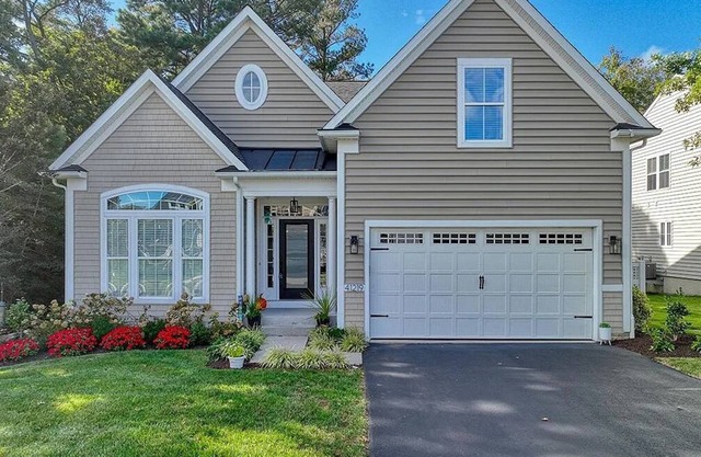 Very private 4 bedroom house with community pool