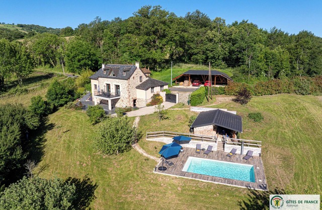 Very private detached house with private pool, air conditioning and panoramic view
