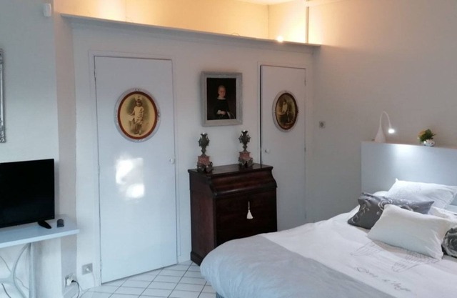 Very quiet suburban area, near train station and airport, close to Paris