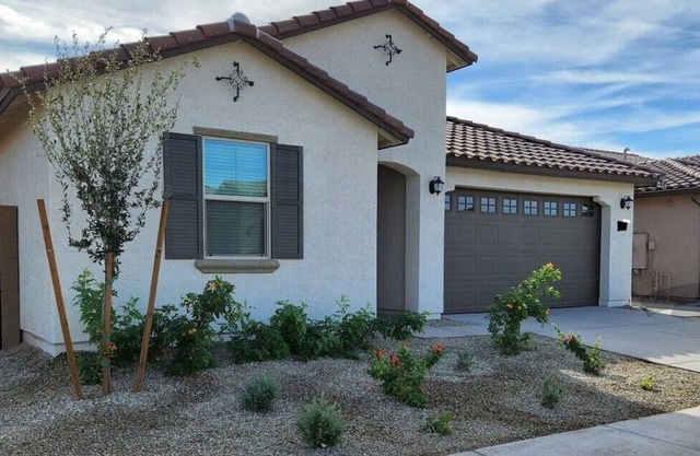 Very Spacious 4 Bedrooms, 3 Baths, 2 Full Kitchens, 2 Car Grg, Large or 2 Family
