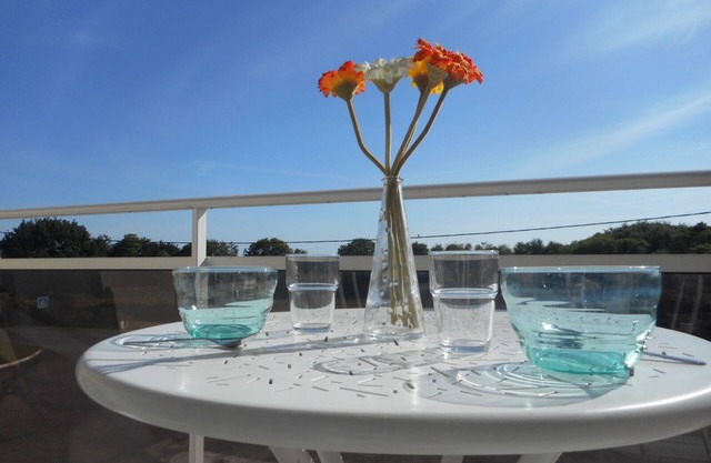 Very spacious loft in Carantec (Finistère), large garden and enclosed parking.