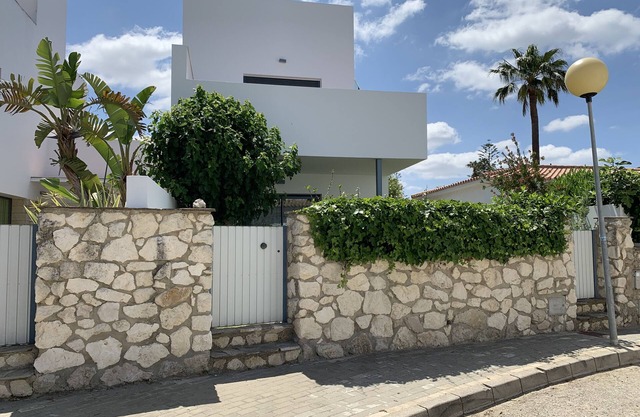 Very well-equipped vacation home with several terraces, garden and sea view