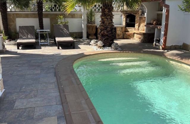 Very well maintained dream house with private pool and air conditioning. 900 m from the beach