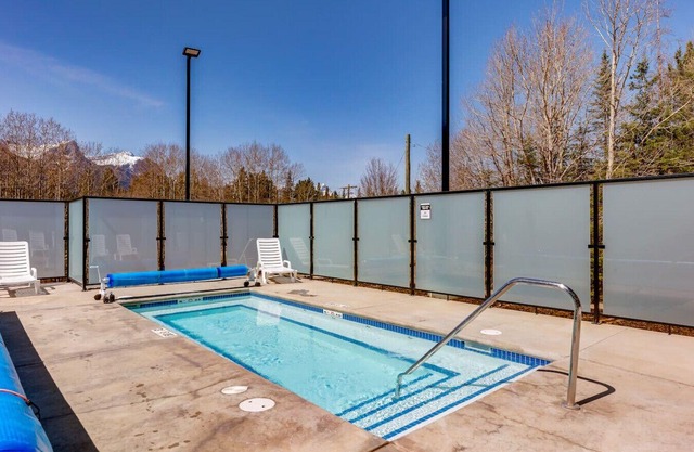 Vibrant 1BR Getaway w/Hot Tub & Pool Near Banff!