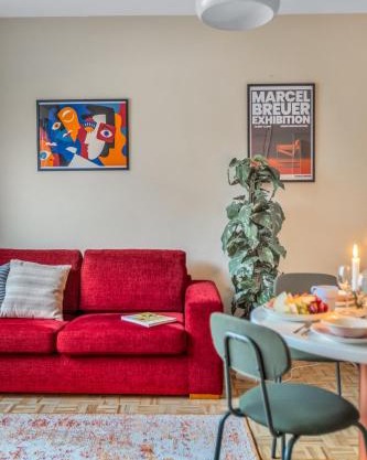 Vibrant and Central w Netflix, WiFi, 200m tram and bus