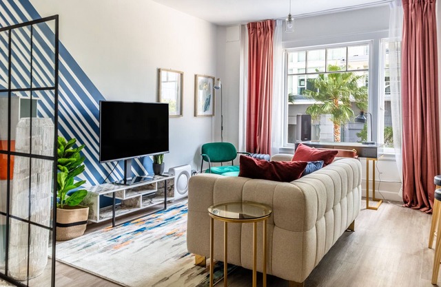 Vibrant Condo Studio near the Beach & Shopping