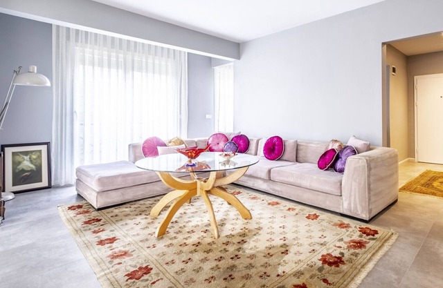 Vibrant Flat next to Bostanci Marmaray Station