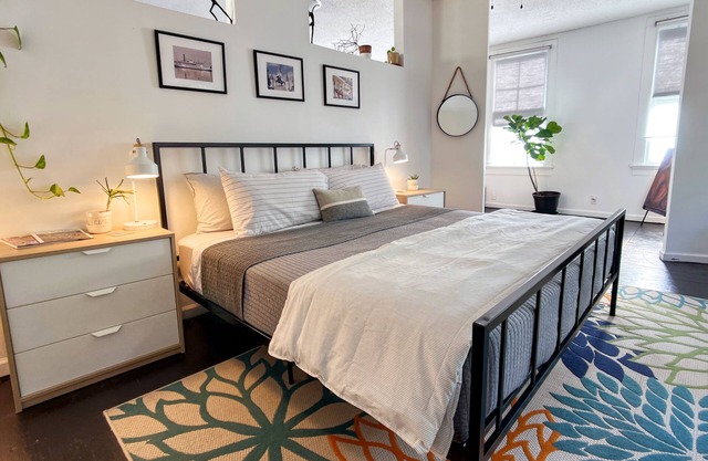 Vibrant Loft - Short Walk to French Quarter Ferry