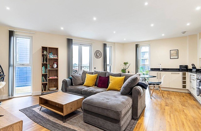 Vibrant London Canal Apartment