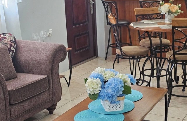 Victoria's Place Unit B, Charming 2-bedroom apartment with AC, WiFi