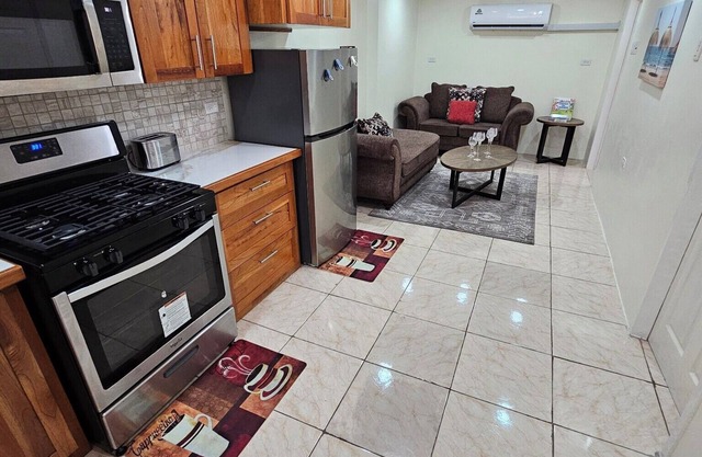 Victoria's Place Unit A, Cozy 2-bedroom apartment with AC, WiFi