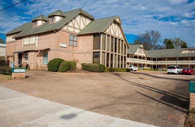 Victorian Inn & Suites