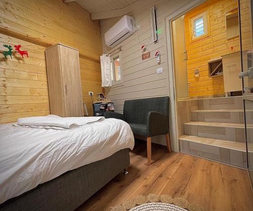 Vida Bhermon 2, one small wooden cabin