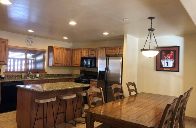 View of the Ski Resort! 4bd, 3.5bth, private hot tub, 2 car garage.