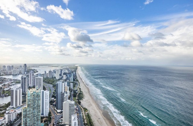 Views from cloud1 min to beach2BR AptPool & Gym