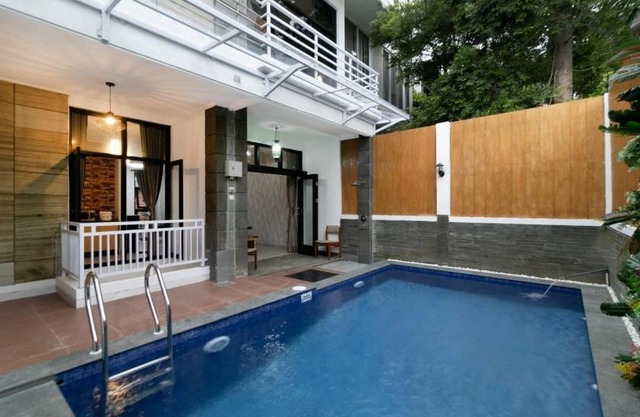 Vila Keluarga Syariah Mawar 82, Dago Resort 4BR dengan Privat Pool BBQ dan Rooftop