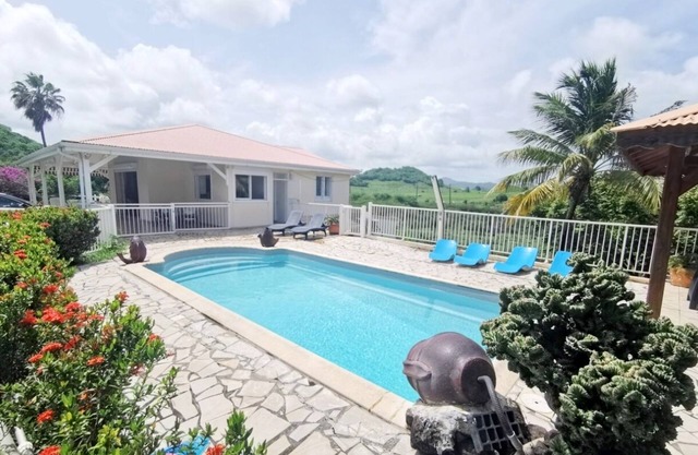 Villa à Sainte Anne Ref M055C 3ch piscine + 2appts
