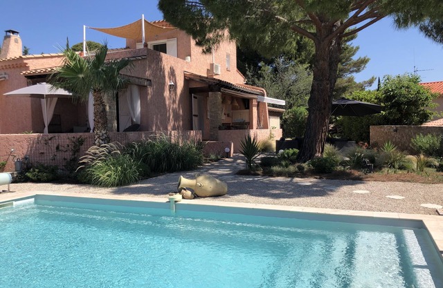 Villa 150 m2, 4 air-conditioned bedrooms 8/10pers swimming pool, close to beaches