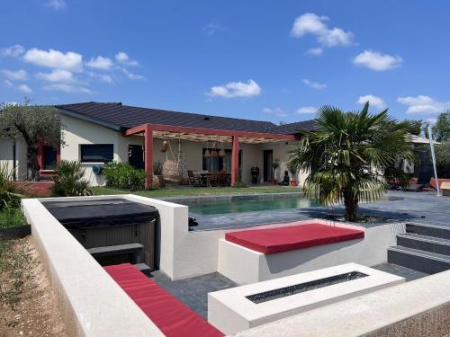 Villa 5 chambres avec piscine, jacuzzi, terrain.
