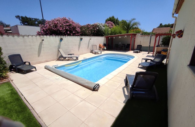 Villa 6 pers, 110 m², garden 600m², 10/15' from beaches, swimming pool, air conditioning, parking.
