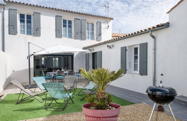 Villa 6 pers, town center and beaches of Bois Plage in D, not overlooked
